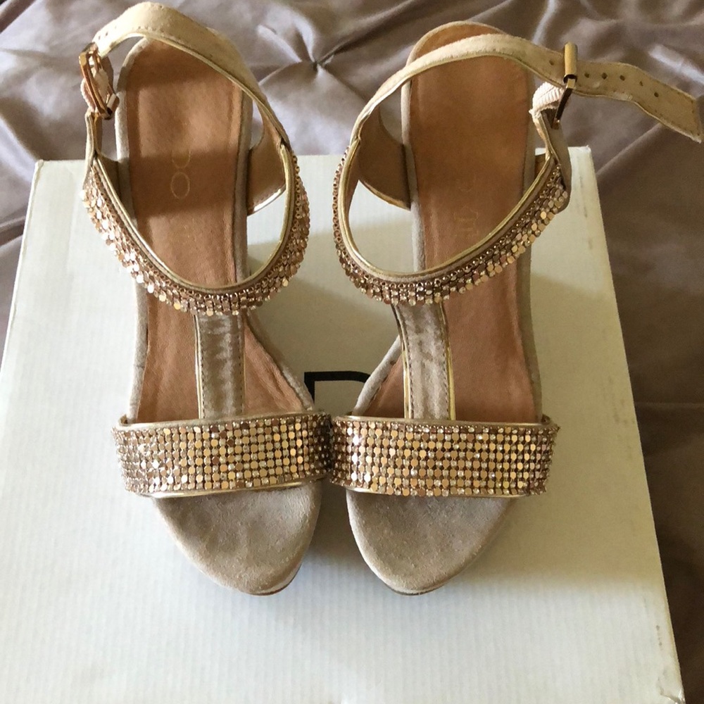 Nude Wedges